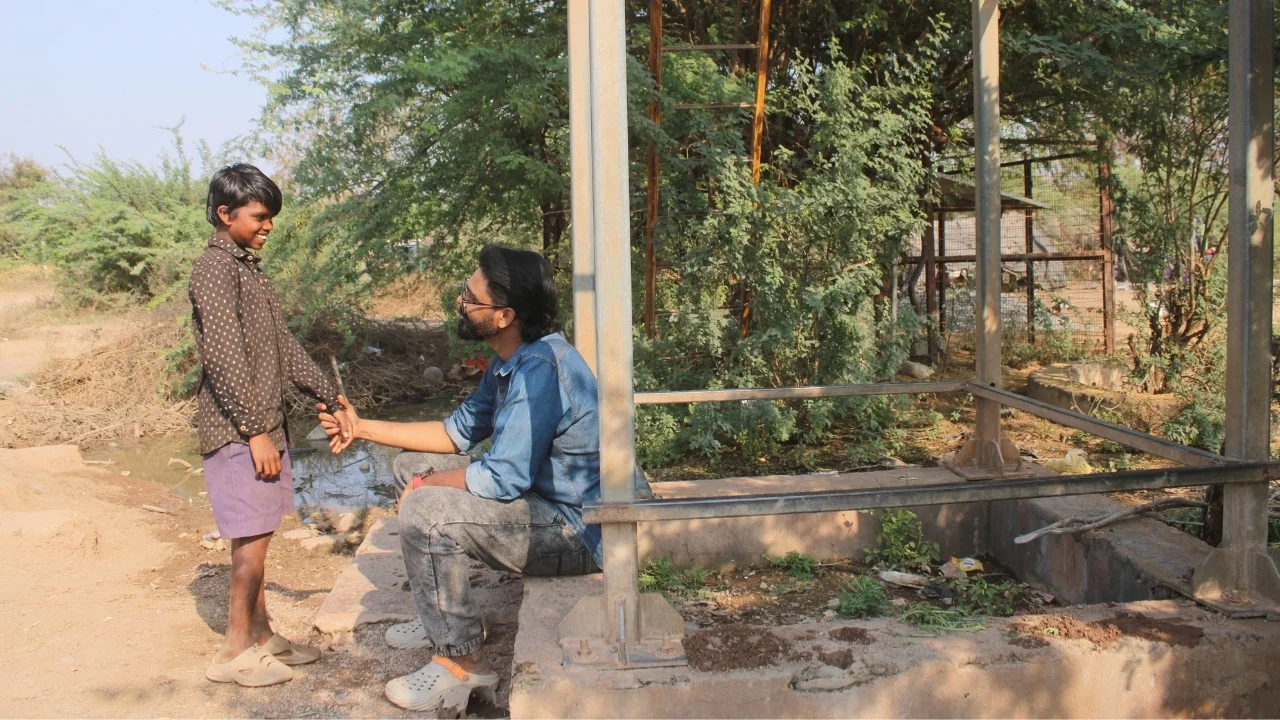 speaking with child in Alipalem